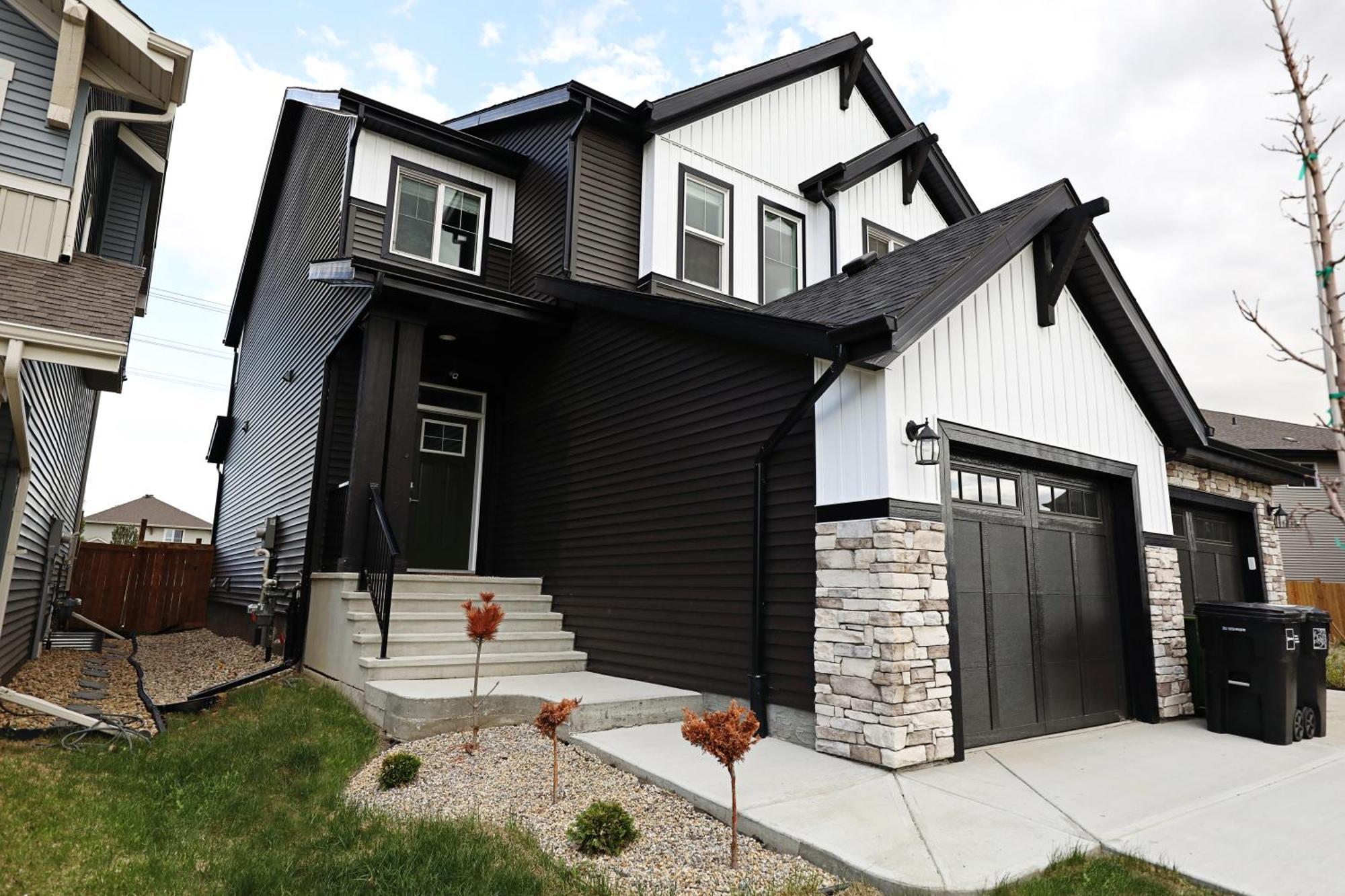 Stylish Home With 3 King Beds,Garage,Disney+ Edmonton Eksteriør bilde